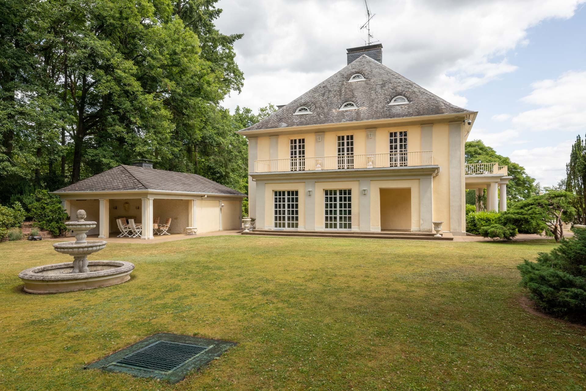 Rückseite Haus mit Freisitz