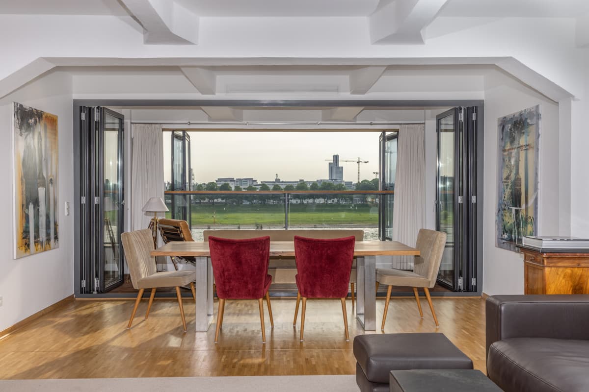 Essbereich mit Blick auf den Balkon
