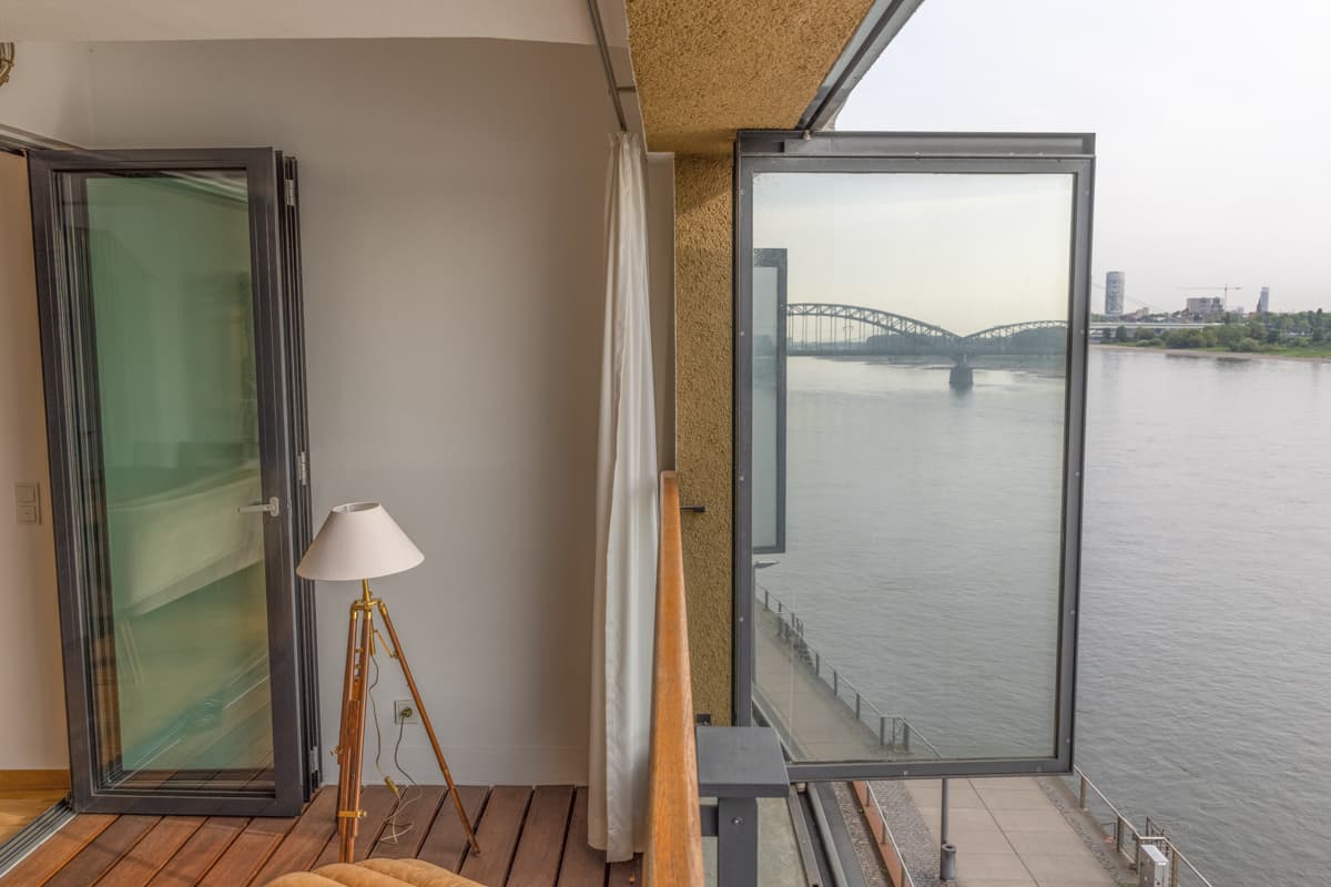 Balkon mit Blick auf den Rhein